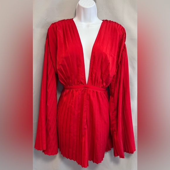PrettyLittleThing Women’s‎ Size 8 Red Plunge Pleated Romper - Picture 1 of 13